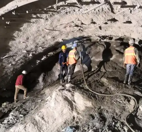 朗县拱顶带模注浆料的施工流程及注意事项